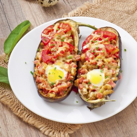 Oua gratinate pe vinete - Reteta Mea