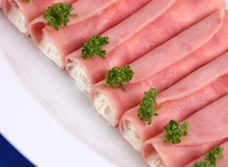 Rulou de sunca cu salata de telina