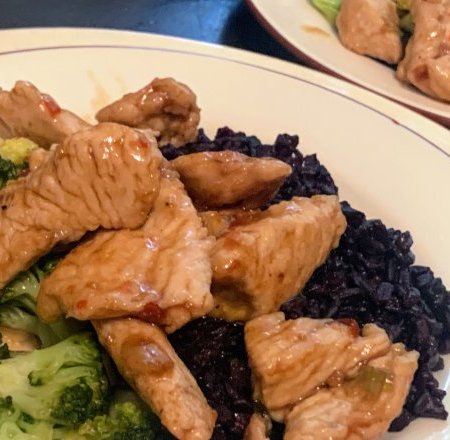 Piept de curcan in stil mongolez cu orez negru