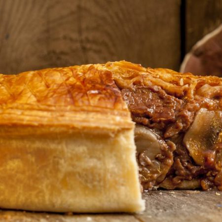 PLĂCINTĂ CU CARNE ŞI CIUPERCI